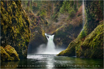 Punch Bowl Falls Stock Image, Columbia Gorge, Oregon Punch Bowl Falls Stock Image, Columbia Gorge, Oregon